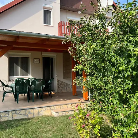 Lukacs Nyaralohaz * Balatonfenyves